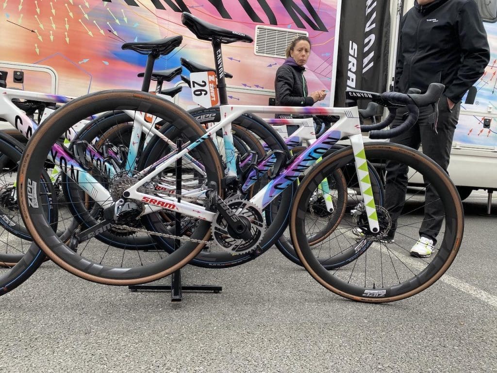2023 Paris-Roubaix Femmes avec Zwift matériel et vélo