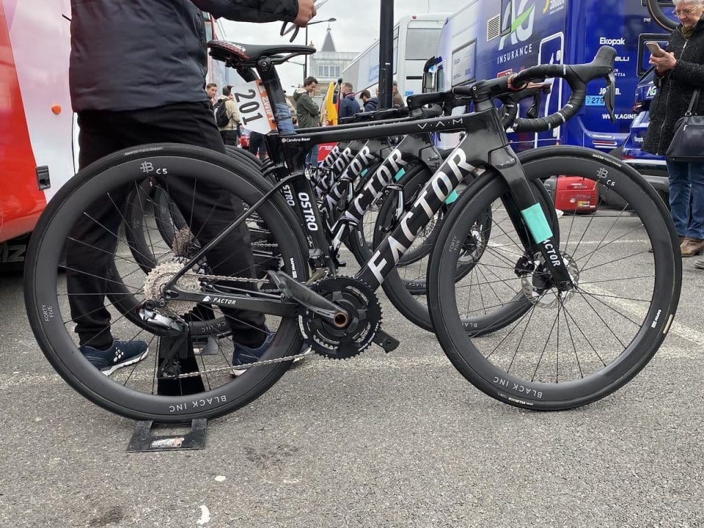 2023 Paris-Roubaix Femmes avec Zwift matériel et vélo