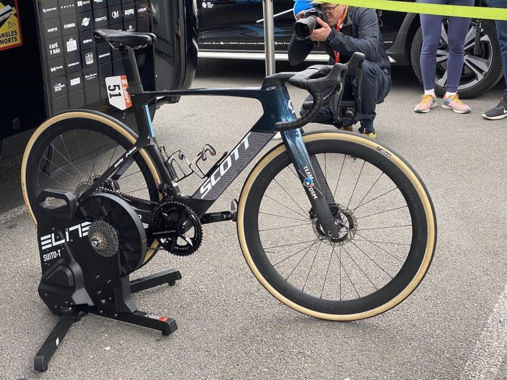 2023 Paris-Roubaix Femmes avec Zwift matériel et vélo