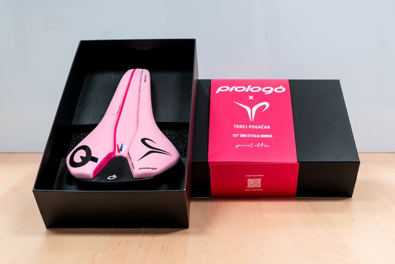 Selle Prologo Nago R4 147 Tadej Pogačar Special Edition en Jaunepour le Tour, en rose pour le Giro