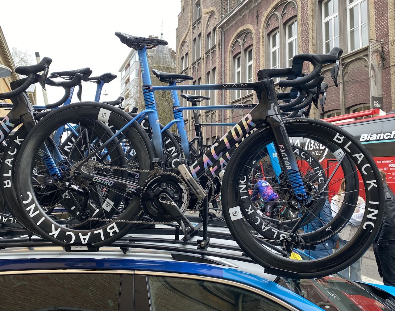 Le v&eacute;lo Factor Ostro Vam utils&eacute; par israle-Premier Tech en 2025