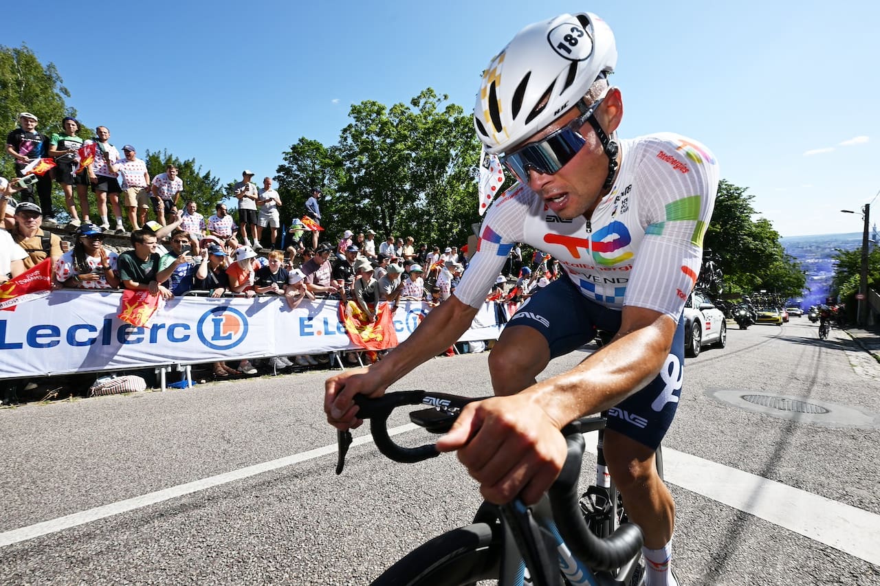 HJC Sports x Team TotalEnergies, édition spéciale Tour de France 2025 pour le casque Furion 3