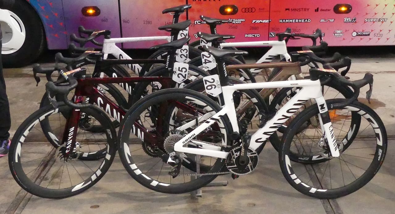 Le mat&eacute;riel et les v&eacute;los des pros vus l'Omloop Het Nieuwsblad 2026
