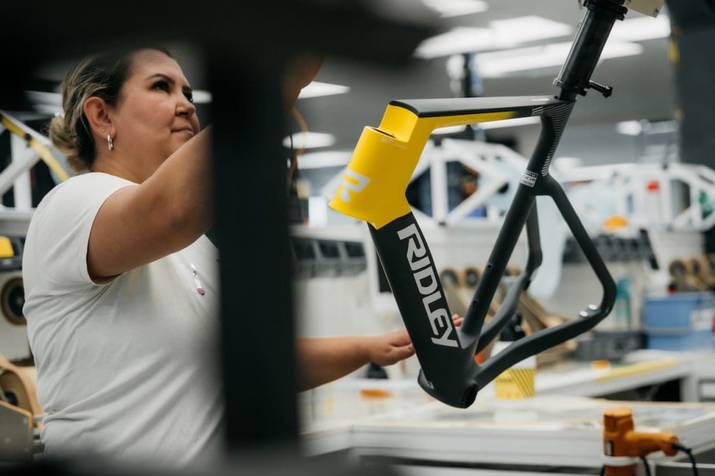 Vélo Ridley Noah Fast 3.0 peint par par Jochim Aerts pour le Maillot Jaune Torstein Træen